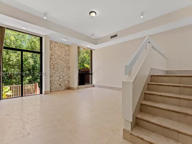 Продажа дома по адресу 2525 NE 135th St - фото 8879839