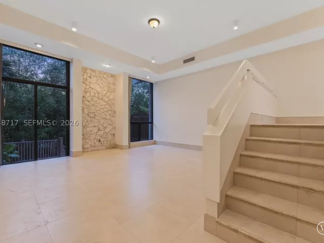 Продажа дома по адресу 2525 NE 135th St - фото 8879840