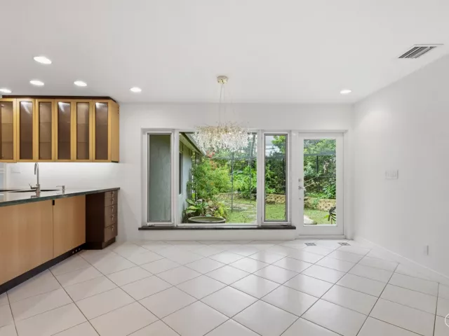 Продажа дома по адресу 2151 SW 23rd Terrace - фото 8919074