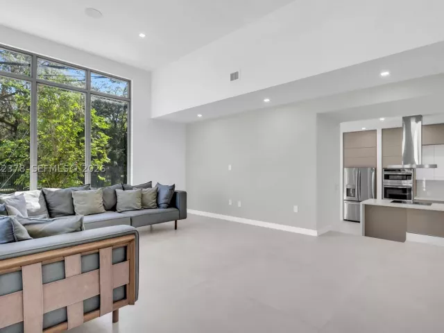 Продажа дома по адресу 3204 Plaza St - фото 8924808