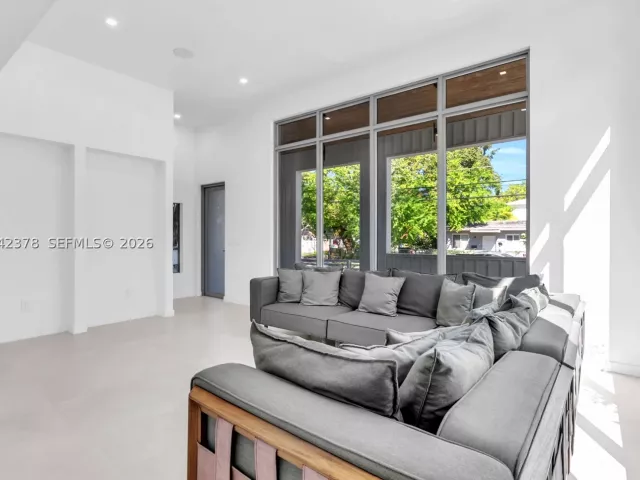 Продажа дома по адресу 3204 Plaza St - фото 8924809