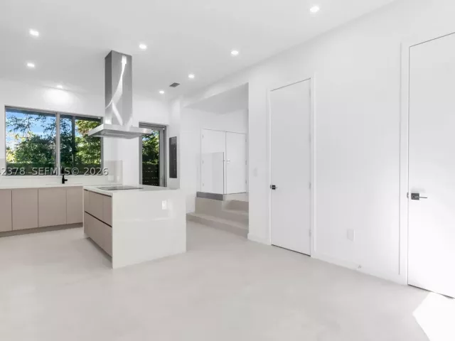 Продажа дома по адресу 3204 Plaza St - фото 8924814