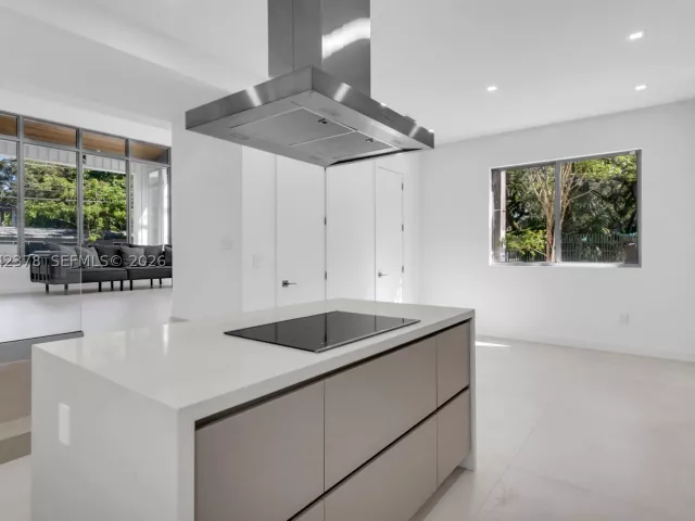 Продажа дома по адресу 3204 Plaza St - фото 8924815