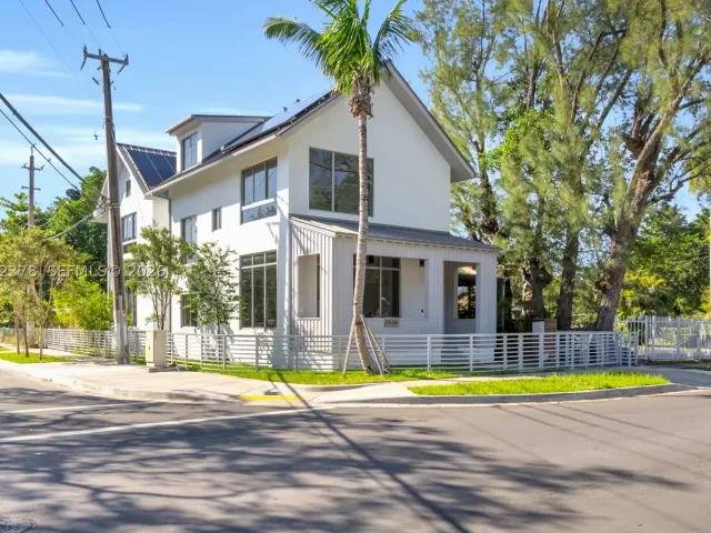 Продажа дома по адресу 3204 Plaza St - фото 8924800