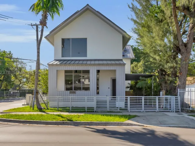Продажа дома по адресу 3204 Plaza St - фото 8924801