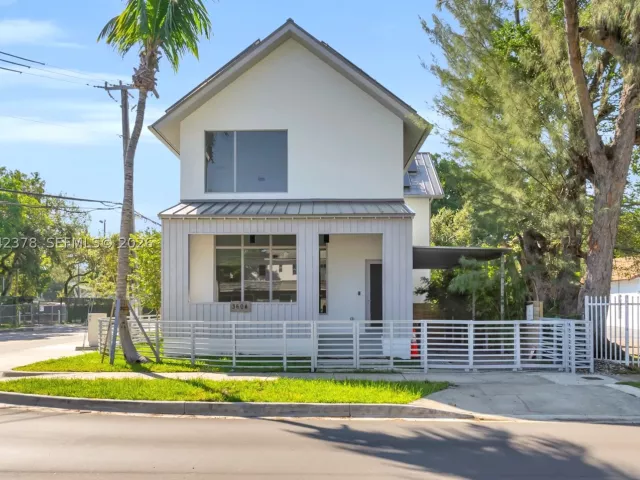 Продажа дома по адресу 3204 Plaza St - фото 8924802