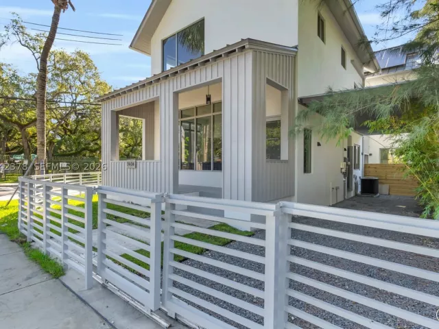 Продажа дома по адресу 3204 Plaza St - фото 8924803
