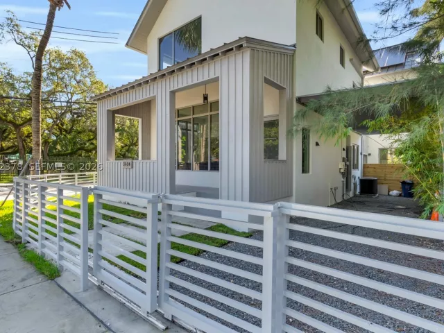 Продажа дома по адресу 3204 Plaza St - фото 8924805