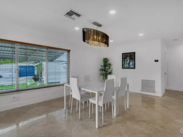 Продажа дома по адресу 2424 NE 18th Ave - фото 8880182