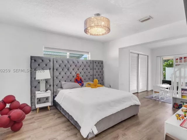 Продажа дома по адресу 2424 NE 18th Ave - фото 8880186