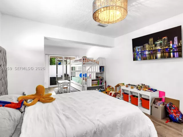 Продажа дома по адресу 2424 NE 18th Ave - фото 8880188