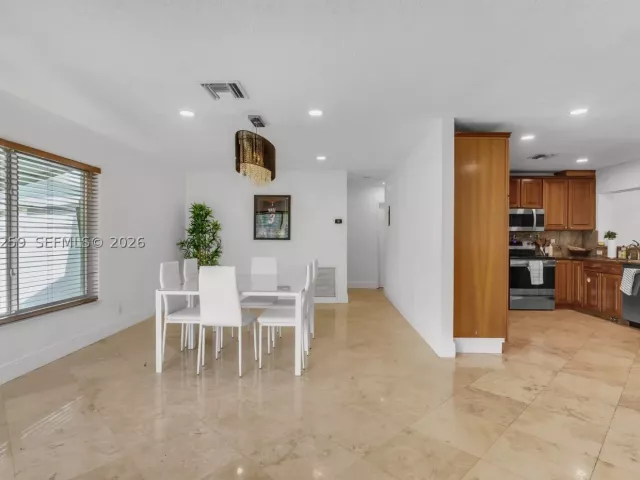 Продажа дома по адресу 2424 NE 18th Ave - фото 8880174