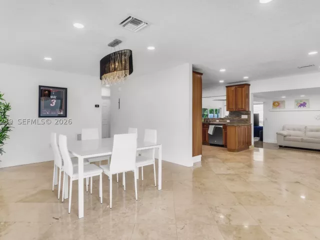 Продажа дома по адресу 2424 NE 18th Ave - фото 8880175