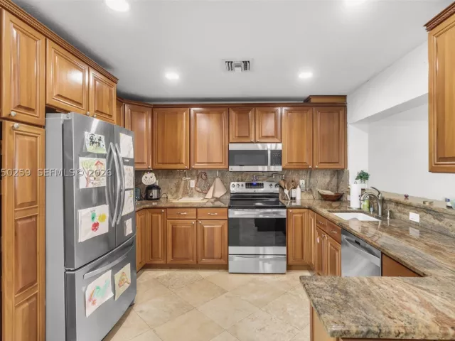 Продажа дома по адресу 2424 NE 18th Ave - фото 8880177
