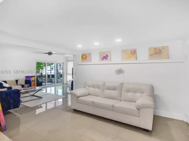 Продажа дома по адресу 2424 NE 18th Ave - фото 8880179