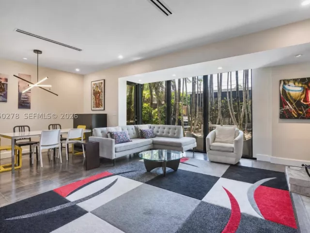 Продажа дома по адресу 1548 Biarritz Dr - фото 8897105