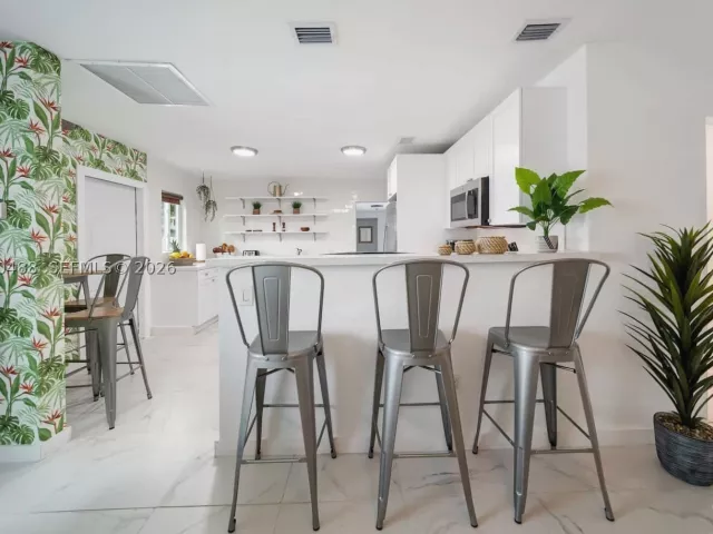 Продажа дома по адресу 810 NW 21st Ct - фото 8892033