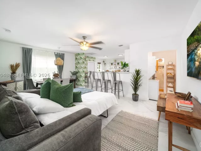 Продажа дома по адресу 810 NW 21st Ct - фото 8892018