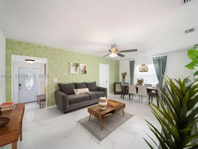 Продажа дома по адресу 810 NW 21st Ct - фото 8892021