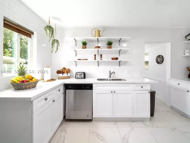Продажа дома по адресу 810 NW 21st Ct - фото 8892024