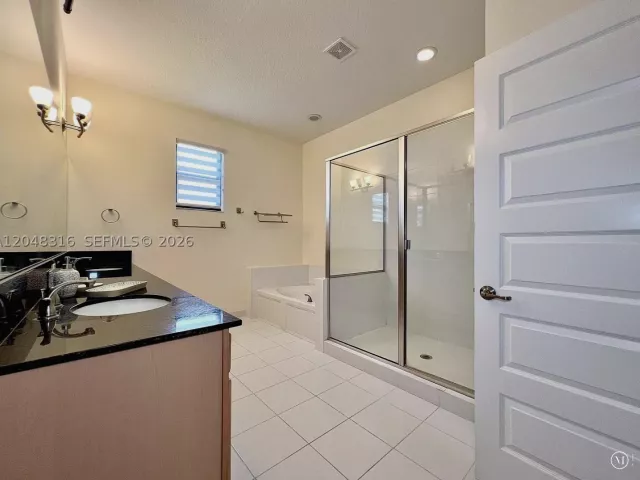 Продажа дома по адресу 965 NE 193rd Ter - фото 8880534