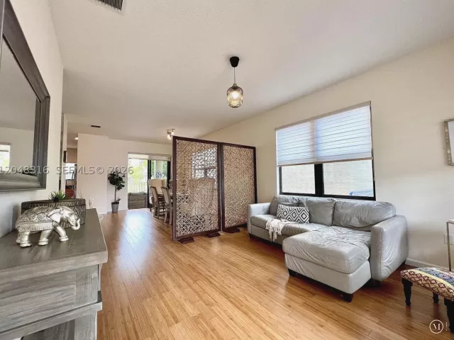 Продажа дома по адресу 965 NE 193rd Ter - фото 8880526