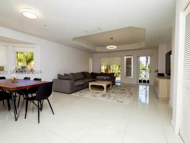 Продажа дома по адресу 18451 NE 27th Pl - фото 9478548