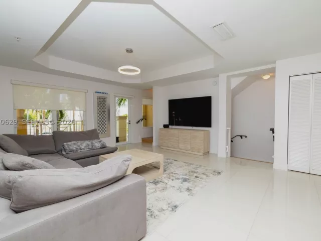 Продажа дома по адресу 18451 NE 27th Pl - фото 9478552