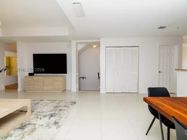 Продажа дома по адресу 18451 NE 27th Pl - фото 9478553