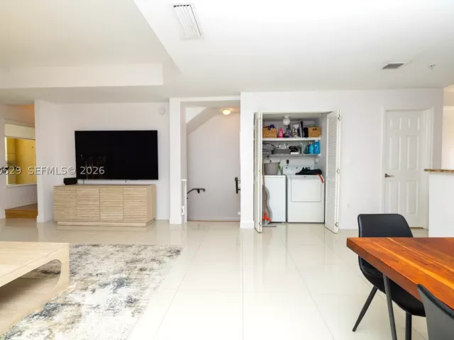 Продажа дома по адресу 18451 NE 27th Pl - фото 9478554