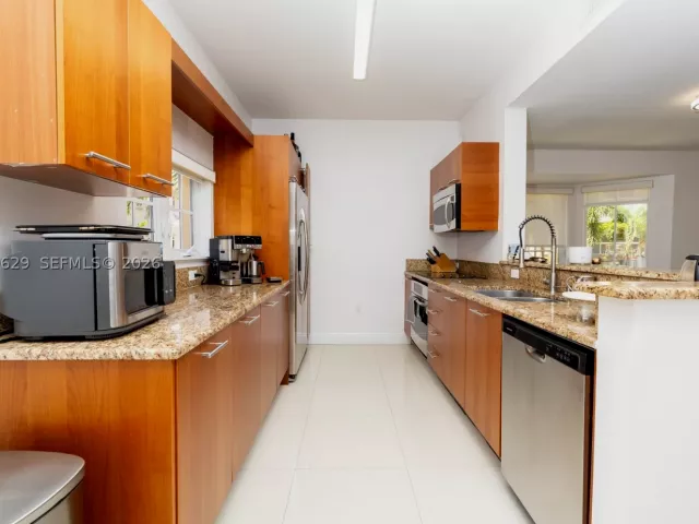 Продажа дома по адресу 18451 NE 27th Pl - фото 9478555