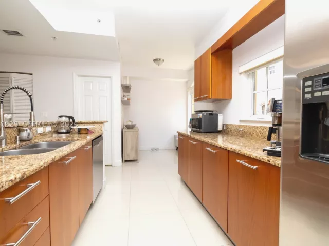 Продажа дома по адресу 18451 NE 27th Pl - фото 9478559