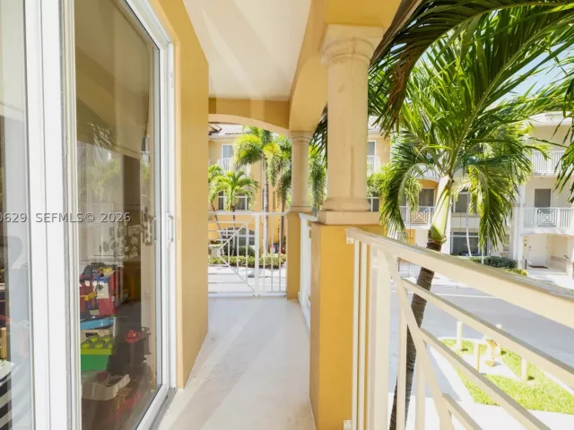 Продажа дома по адресу 18451 NE 27th Pl - фото 9478567