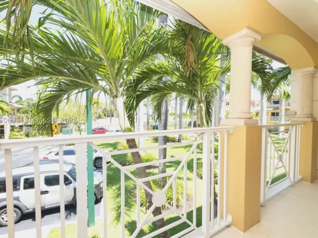 Продажа дома по адресу 18451 NE 27th Pl - фото 9478569