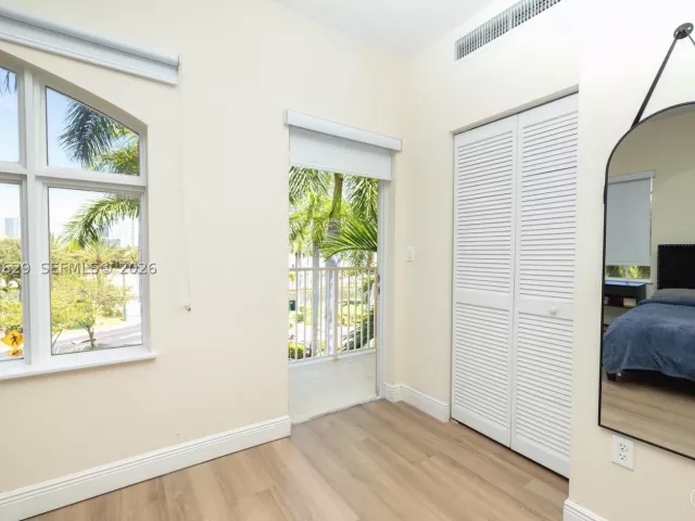 Продажа дома по адресу 18451 NE 27th Pl - фото 9478582