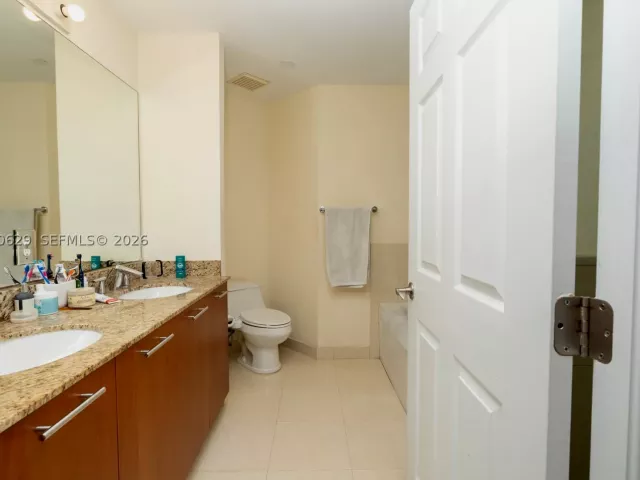 Продажа дома по адресу 18451 NE 27th Pl - фото 9478585