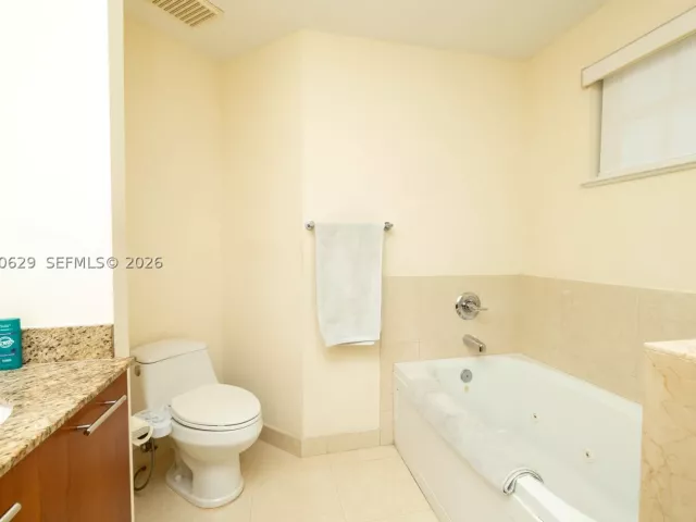 Продажа дома по адресу 18451 NE 27th Pl - фото 9478587