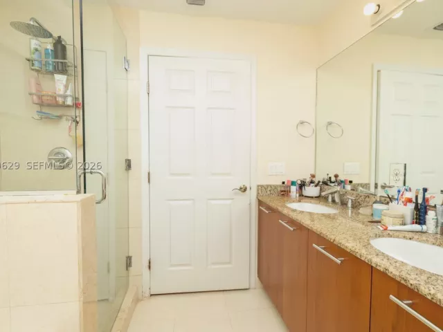 Продажа дома по адресу 18451 NE 27th Pl - фото 9478589