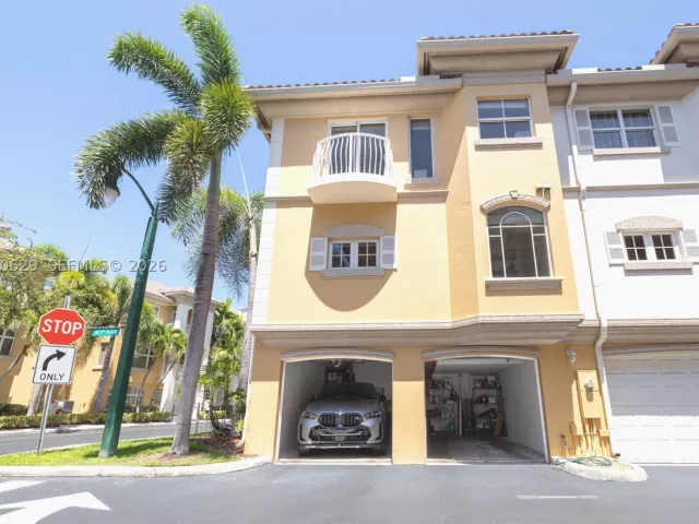 Продажа дома по адресу 18451 NE 27th Pl - фото 9478603