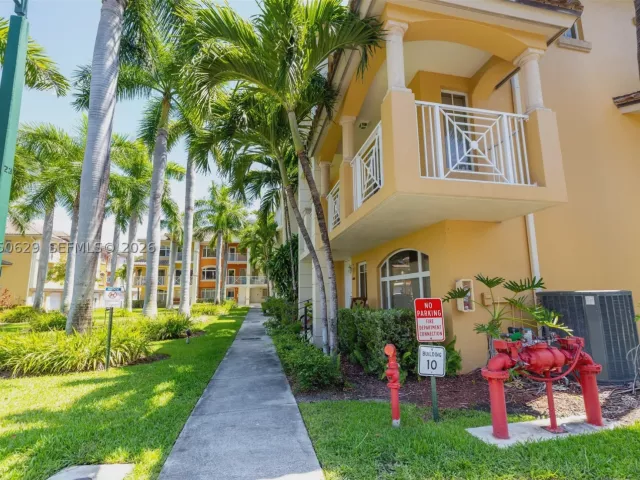 Продажа дома по адресу 18451 NE 27th Pl - фото 9478607