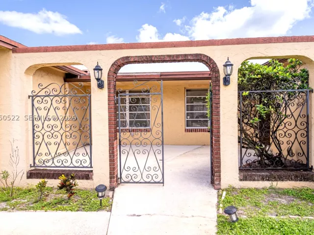 Продажа дома по адресу 8721 NW 18th St - фото 8896814