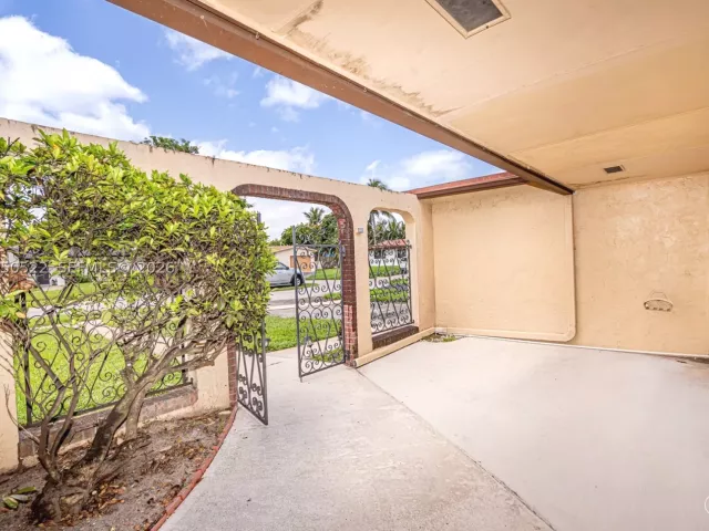 Продажа дома по адресу 8721 NW 18th St - фото 8896816