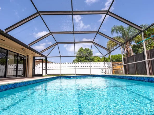 Продажа дома по адресу 8721 NW 18th St - фото 8896803