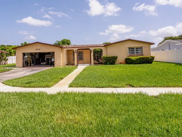 Продажа дома по адресу 8721 NW 18th St - фото 8896809