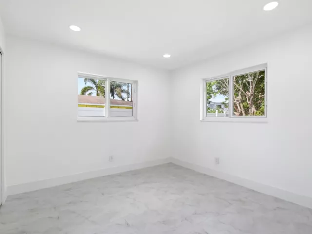 Продажа дома по адресу 401 SE 1st Avenue - фото 9278769