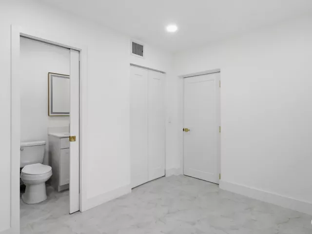 Продажа дома по адресу 401 SE 1st Avenue - фото 9278773