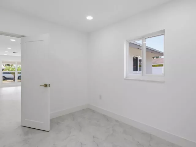 Продажа дома по адресу 401 SE 1st Avenue - фото 9278776
