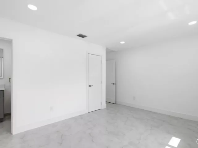 Продажа дома по адресу 401 SE 1st Avenue - фото 9278782