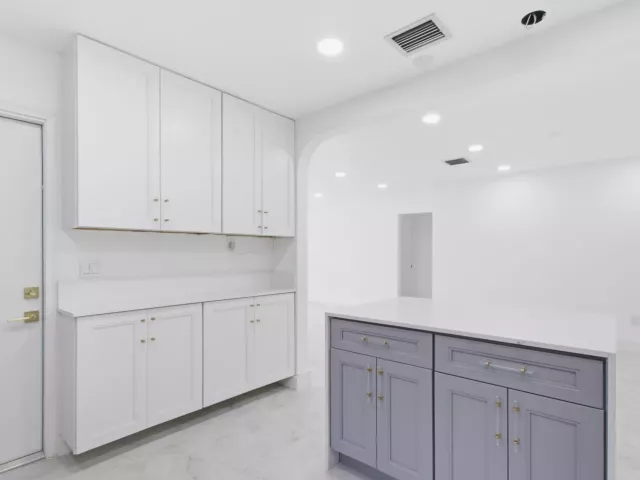 Продажа дома по адресу 401 SE 1st Avenue - фото 9278788