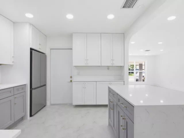 Продажа дома по адресу 401 SE 1st Avenue - фото 9278792